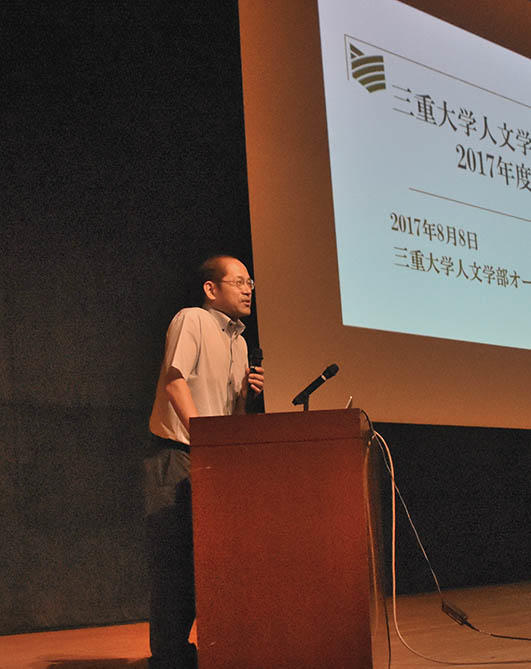 学部長 説明をする学部長
